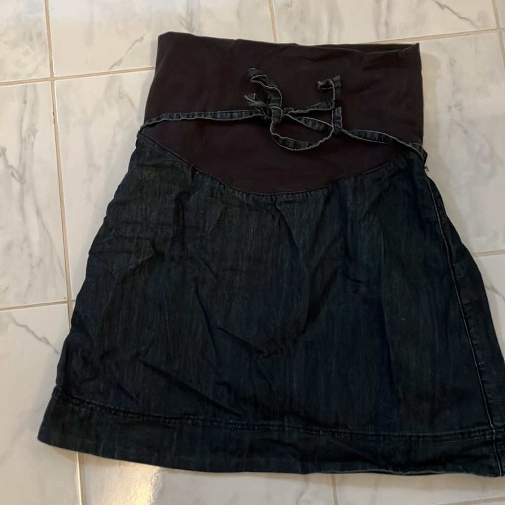 Thyme maternity blue denim skirt. EUC!
